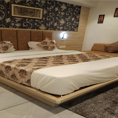 אחמדאבאד Hotel Lotus Villa מראה חיצוני תמונה
