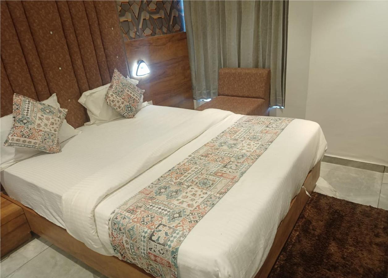 אחמדאבאד Hotel Lotus Villa מראה חיצוני תמונה