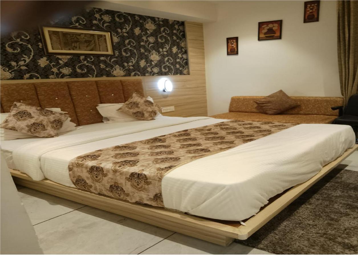 אחמדאבאד Hotel Lotus Villa מראה חיצוני תמונה