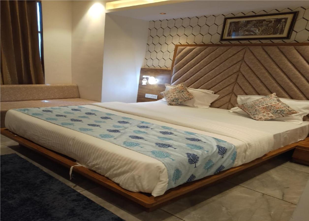 אחמדאבאד Hotel Lotus Villa מראה חיצוני תמונה