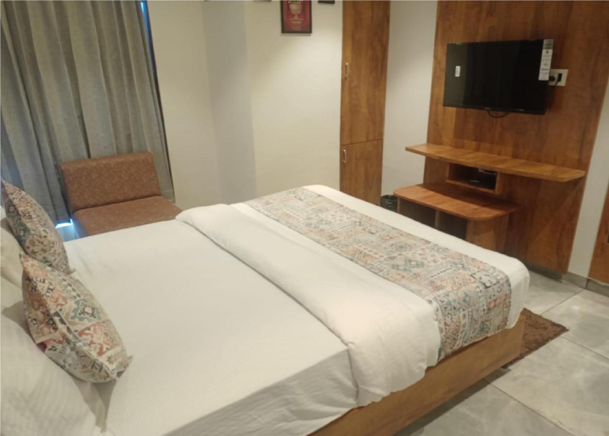 אחמדאבאד Hotel Lotus Villa מראה חיצוני תמונה