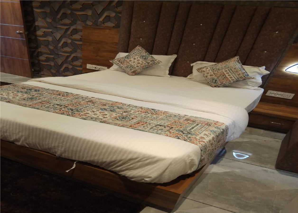 אחמדאבאד Hotel Lotus Villa מראה חיצוני תמונה